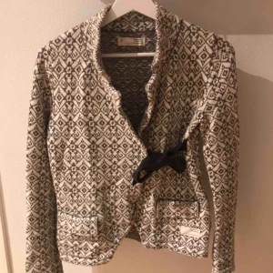 Helt oanvänd odd molly kofta  - Oanvänd Odd Molly kofta med ett Odd Molly märke på vänster armen.  Inköpt för 1695kr  