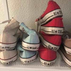 CONVERSE - De blåa ( storlek 37) o gråa ( storlek 38)  till försäljning . Använda max 3 gånger. 