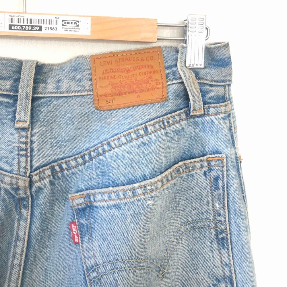 Ljusa jeans från Levi’s. Modell: 501. Bra skick. Frakt tillkommer :). Jeans & Byxor.