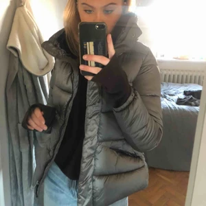 Perfekt höst och vinterjacka💗 - As snygg o suuuuper skön o mysig jacka från mango. Använd sparsamt ca 2-3 gånger så den är som ny! Köpt för 700 kr.💞💞💞 grå/grön färg och jätte fint glans!🥺 ‼️ Frakt ingår i priset‼️‼️‼️💞