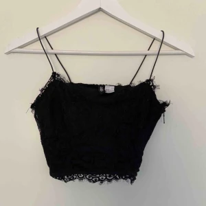  - Fin fest-topp från H&M med en dragkedja på sidan. Säljer pga för liten! 