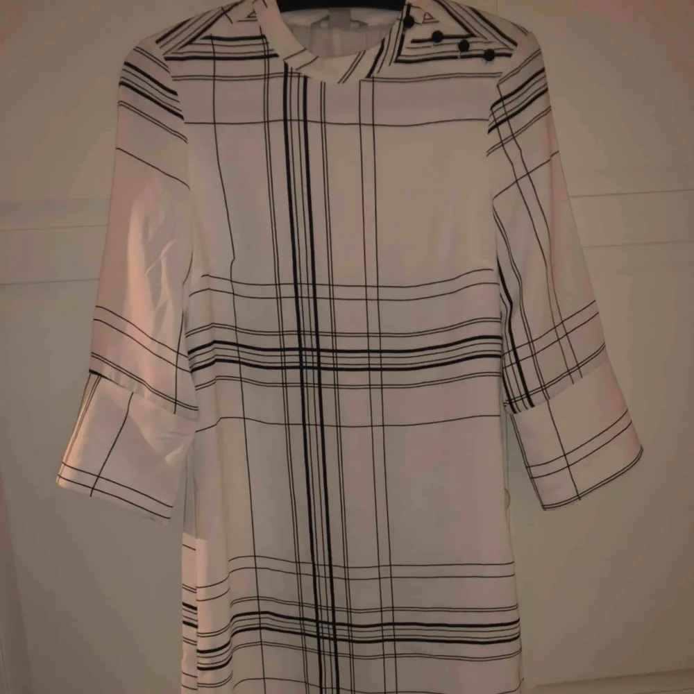 Oanvänd classy klänning från H&M. Prislapp kvar, se bild 3. Säljer pga fel storlek.. Klänningar.