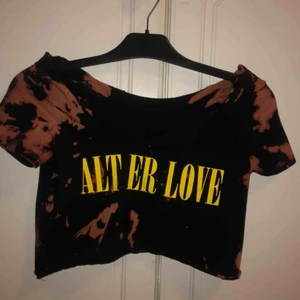  - Croppad tröja med slits vid hals 