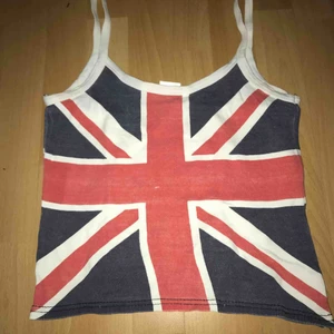  - Rätt så brett och rakt linne med en liten urringning 