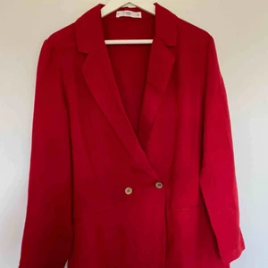  - Lätt oversized linnekavaj från Mango. Storlek L och endast använd en gång! Skickas spårbart och fraktkostnad på 63kr tillkommer 💝