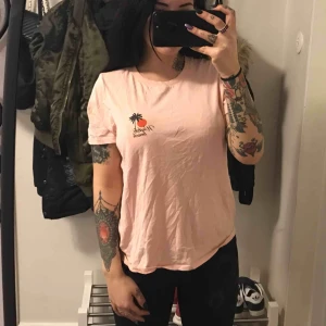  - T-shirt från Gina tricot  Fint skick  40kr plus porto  Storlek M