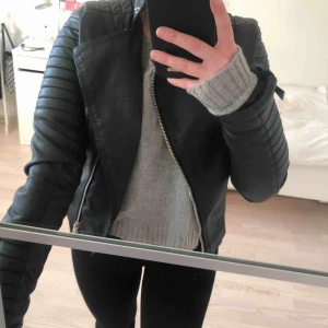 Skinnjacka  - Är väl inte denna snygg, nyinköpt för 700kr. Köparen står för frakten🥰