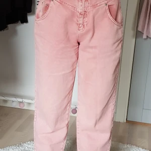 Rosa mom jeans storlek 38 - Ett par rosa mom jeans från pull&bear, köpta för ett år sedan men använt 2 ggr. Mycket bra skick. Jag står för frakten. 