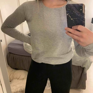  - Fin grå långärmad tröja!🤍 fin detalj på baksidan och tröjan är väldigt stretchig! :) 