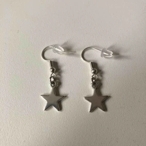  - Handgjorda silvriga örhängen gjorda av mig! Köparen står för frakt på 11 kr ❤️ Endast ett par kvar nu!