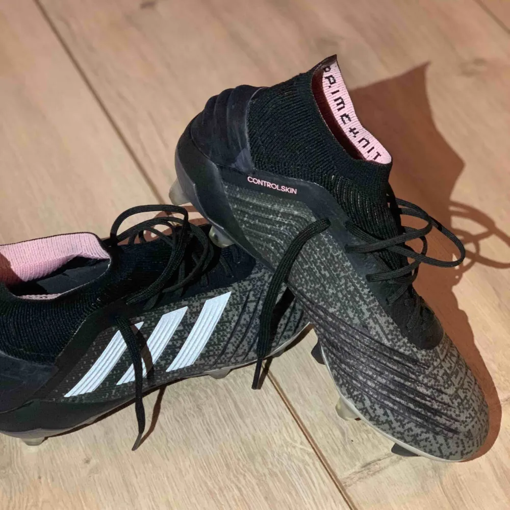 Adidas fotbollsskor dam i storlek 37 2/3, passar mig som vanligtvis har storlek 36! Nya och knappt använda. Köpt för 1100kr. Skor.