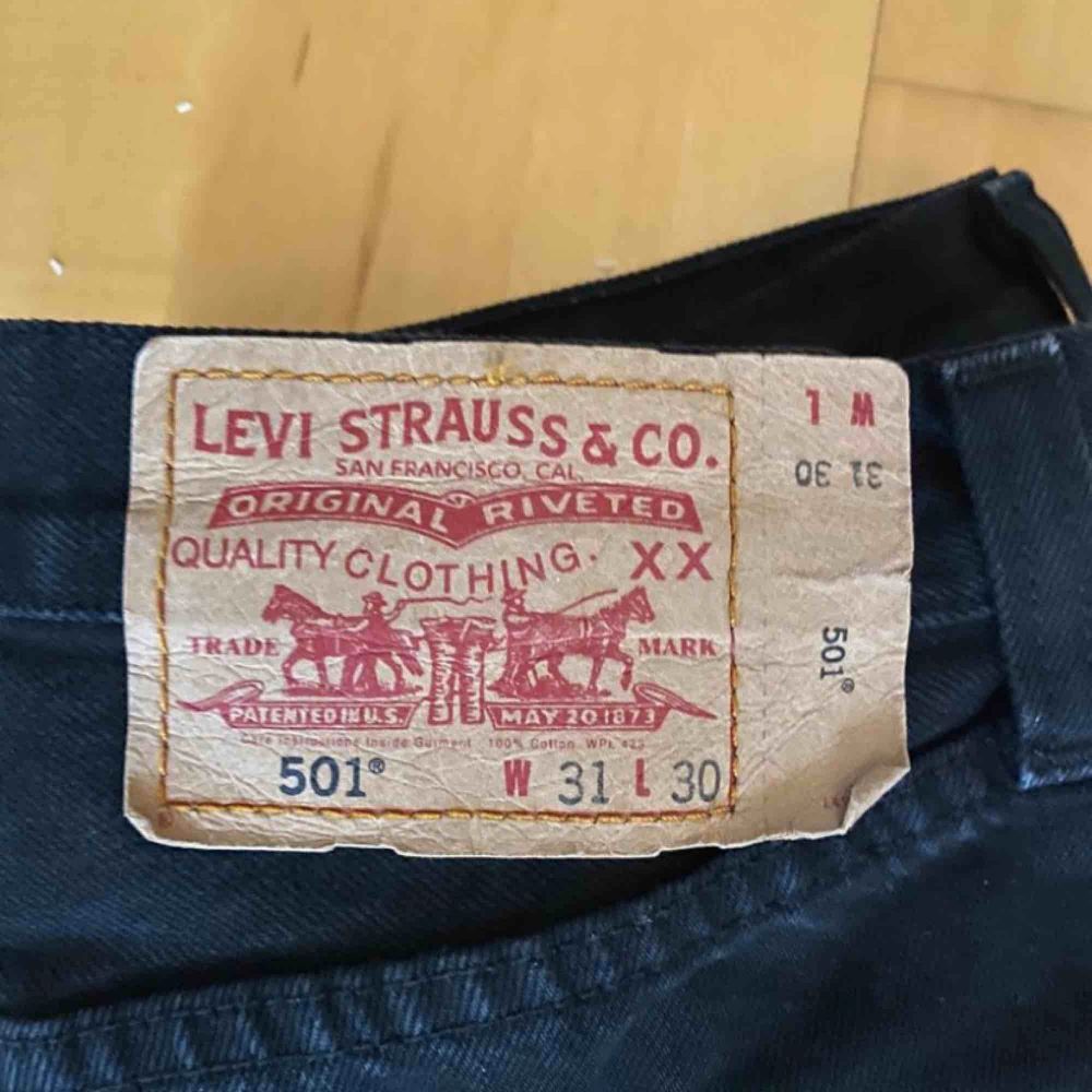 Små i storleken. Sparsamt använda. Normal midjehöjd! Perfekta svarta 501:or! W.31 L.30. Jeans & Byxor.