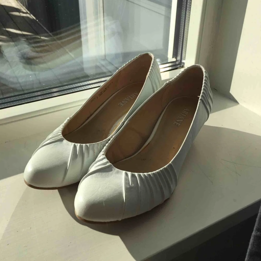 Fina skor med liten klack som passar skolavslutningar. Använda en gång på en bal. Köparen står för frakten!💕. Skor.