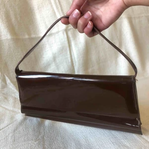  - Brun lack handväska i topp skick!  Upphämtning i Stockholm