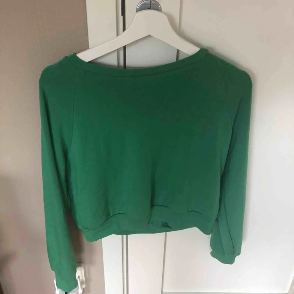 En mjuk tröja med en härlig grön färg. I fint skick kan mötas upp i Uppsala, eller att tröjan fraktas.. Tröjor & Koftor.