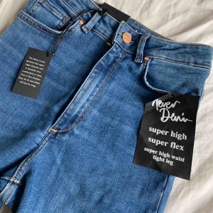  - Nya byxor från bikbok. Dom är väldigt stretchiga och man får en fin rumpa i dem eftersom dom e så pass stretchiga och fickorna sitter högt upp. Jag brukar vanligt vis ha xs/s eftersom jag har breda höfter/rumpa men en smal midja. Nypris 600kr