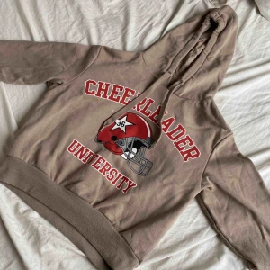  - En cropped hoodie i storlek xs 