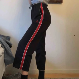  - Så snygga Jordan trackpants från Beyond retro! Har svårt att släppa dessa men dom kommer inte till användning:-((( kan mötas upp i Stockholm och annars står köparen för frakt🤩
