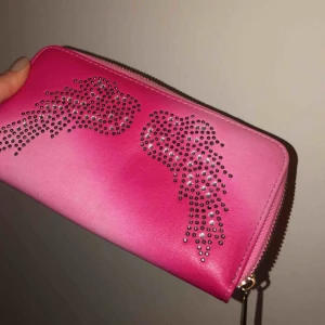  - Plånbok från Pink. Knappt använd så verkligen i nyskick.  Pris kan diskuteras vid snabb affär. Köparen står för frakten. 