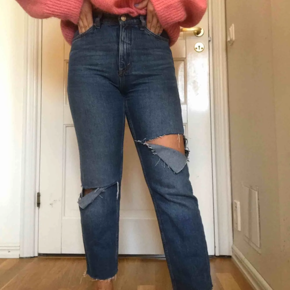 Jätte fina jeans med hål i! Möts upp i sthlm annars står köparen för frakten . Jeans & Byxor.