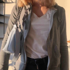  - Nu säljs denna fina gråa kofta från hollister. Koftan är sparsamt använd och därför i ett bra skick! Koftan är i storlek XS men passar mig som brukar ha stolen S. 💙