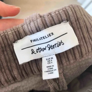  - Superfina coulottes i Manchester. Högmidjade och lite kortare. Ingen bild med dem på pga väldigt stora för mig som är 32. Lite beige/grå/rosa. Färgen syns bra på första