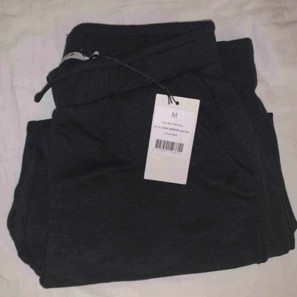 Helt oanvända svarta ”kostymbyxor” med skönt och stretchigt material från NA-KD. Prislapp finns kvar. Jeans & Byxor.
