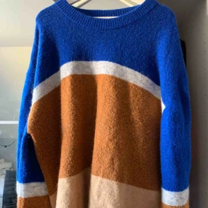  - en supermysig tröja från weekday! använder inte alls denna så jag tänkte att någon annan kanske vill ha den🤩 Köparen står för frakt men skriv för annat prisförslag💙