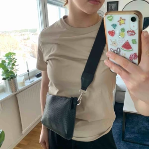  - Användbar ormskinnsmönstrad väska från Carin Wester med ett tillköpt tjockt cross body band. Mycket fint skick. FRI FRAKT