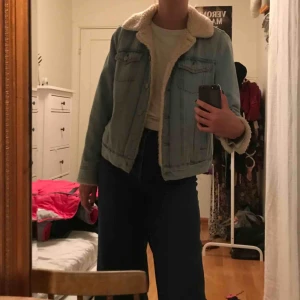  - Denim-jacka med Teddy inuti. Supermysig och varm! Är använd men i mycket bra skick! Möts upp i Stockholm eller fraktar💞
