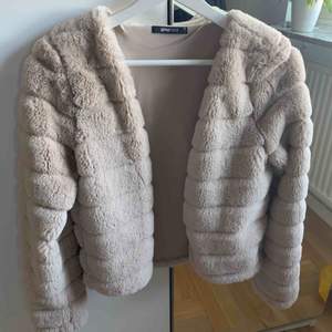 En fake päls jacka som är relativt varm.  Går att ha öppen och även stängd, använt max 2 gånger. Frakt tillkommer 