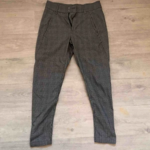  - Byxor ifrån Kappahl i storleken 34. Skriv om ni vill ha fler bilder eller mer info! 100 kr plus frakt! 