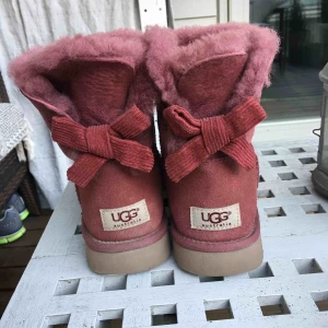 Ugg Flat boot Mini - Ugg flat boot mini- nypris ca 2100kr Använt ca 5 gånger Köpta i USA- därav inget kvitto, Inget öppet köp!