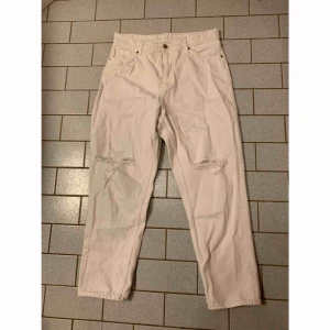  - Vita Taiki jeans den Monki, aldrig använda ✨  Katt finns i hemmet🐈  Köparen betalar frakt 📮