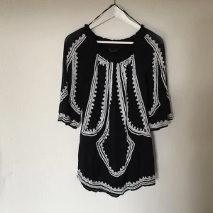  - Riktigt snygg marinblå klänning från Zara. Säljer pga har växt ur den... 