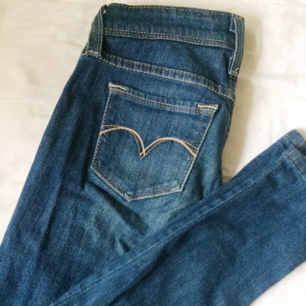 LEVI'S - JEANS

Världens snyggaste jeans!
Nypris: ca. 1000kr

Model & fit: Slim fit, demi curve, låg midja, något stretchiga, smala benslut. 

Design: Blå tvätt, sömmarna är kalla i tonen (SKITSNYGGT). Femficksmodell, knapp och dragkedja.. Jeans & Byxor.