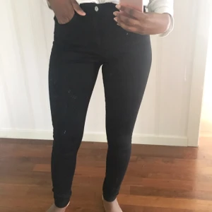  - Högmidjade jeans från Levi's i modellen High Rise Skinny Jeans. Jätteskönt och stretchiga, säljes för att jag har för många svarta byxor. Strl W27 L32. Knappt använda! Original pris ca 1000kr