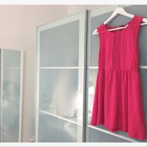  - Stark rosa klänning med underbar spetsrygg.
Storlek 38 ( M )
Helt oanvänd, är i bäst skick!

Avhämtning vid ( Rågsved eller Högdalen) eller frakt på 21kr

💕💕
