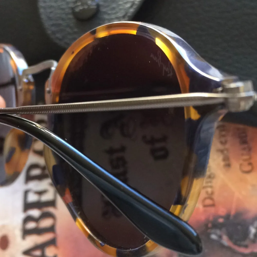 Supersnygga 💚💙💚Äkta Ray Ban solglasögon. Hämtning i Stockholm eller så läggs frakten på priset. Inga repor i perfekt skick, säljer för att de är en aningen för stora på mig. . Accessoarer.