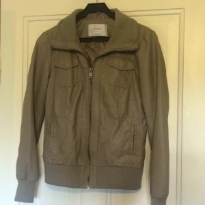  - Beige vår/höst-jacka från Only
Använd 1-2 ggr, väldigt bra skick