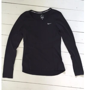  - Oanvänd Nike träning/spring t-shirt i storlek Small. 