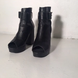  - ⭐️Platåpeeptoes från Weekday, använda. Strl 39 Tar swish, kan mötas upp i Stockholms innerstad. Köparen står för frakten. 