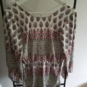  - Säljer en byxdress från Bikbok. Prislappen sitter kvar och plagget är oanvänd.
Nypris: 300kr