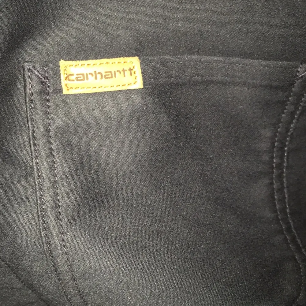 Svart Carhartt Jacka strl Medium. Fyra fickor. Riktigt bra kvalité och tjockt tyg. 
Använd ett fåtal gånger.
Skick 8.5/10.
Köpare betalar frakt!. Jackor.