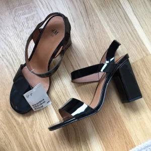  - Skitsnygga lackade skor från HM, aldrig använda med lappen kvar . Säljes pga de var för små för mig då de är en liten 39a och skulle passa en 38a bättre . 