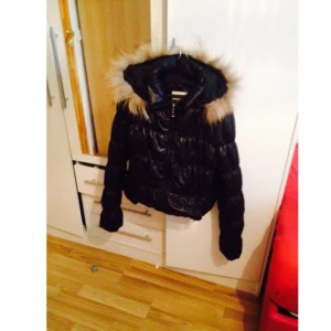  - Supersnygg läder jacka, köpt på Zalando. Knappt använd, storlek M. Något fodrat & passar perfekt nu till hösten.