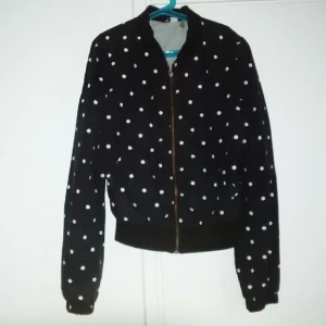  - Bomull prickig jacka "bomber" från H&M. Strl.36, men passar bättre för 34, tror jag. Kan möts i stan.
