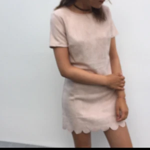  - En rosa-beige mocka klänning få SheIn. Den är i storlek S men är mer som M eller L. Otroligt skön med dragkedja på baksidan. Säljer den för att den är för stor och sitter inte åt på mig. Kan mötas upp i Stockholm eller skicka på post mot ev frakt :) endast provad!