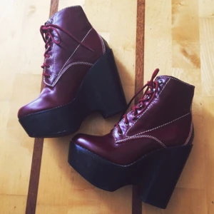  - Jeffrey Campbell - Tardy

Supersnygga skor som är otroligt bekväma att gå i, de är bara använda ett fåtal gånger och förtjänar en mer trogen ägare! 