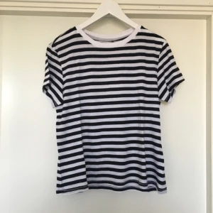  - Snygg perfekta bastishan från Monki! Aldrig använd!!✨✨😀😀😀💕

Eventuell frakt betalas av köparen😙❣